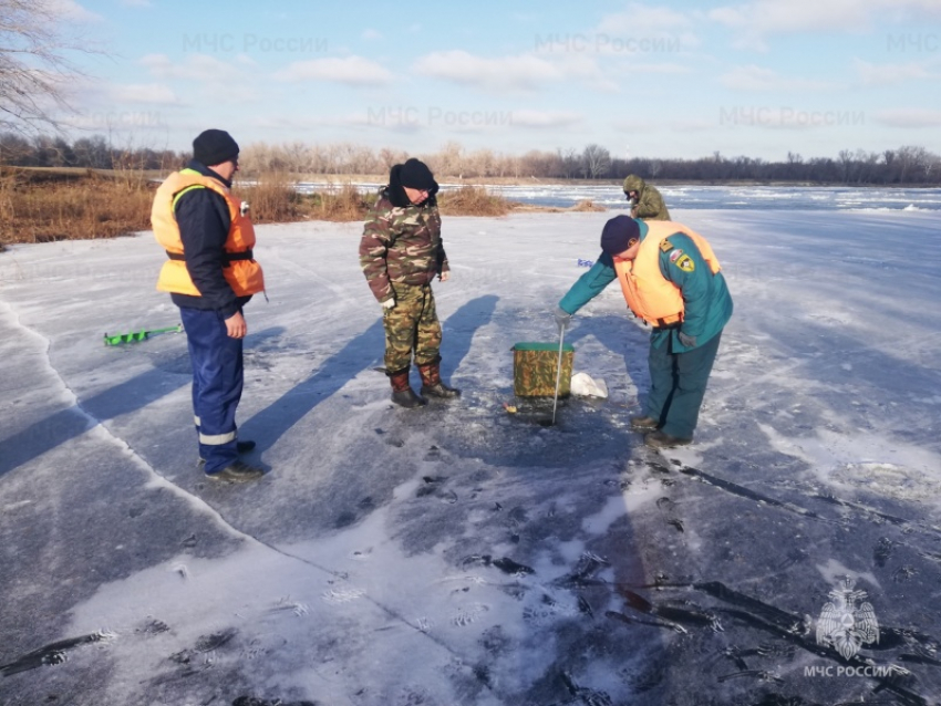 Спасатели ГУ МЧС отправились в рейды по замерзшим рекам и прудам