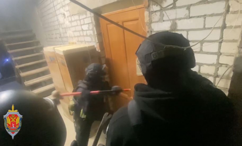 ФСБ вскрыла подпольную нарколабораторию в областном центре — начался штурм, - «Блокнот Волгограда» (ВИДЕО)