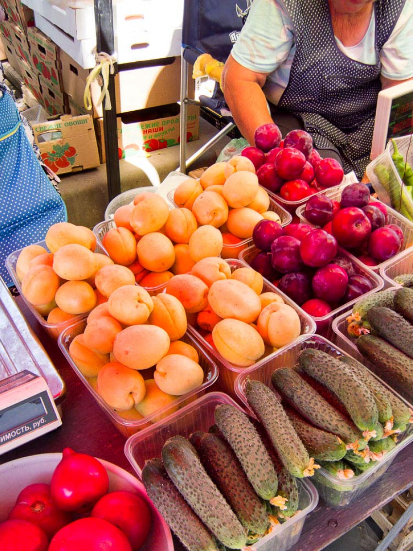 Камышинские рынки в разгар лета завалены абрикосами и нектаринами - но импортными