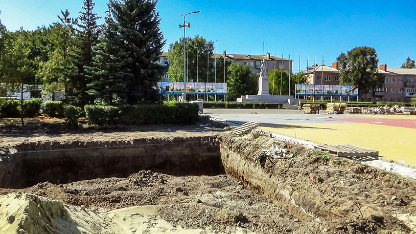 В Камышине на площади Павших борцов роют котлован под новый монумент, а рядом рассыпается «старый» (ВИДЕО)