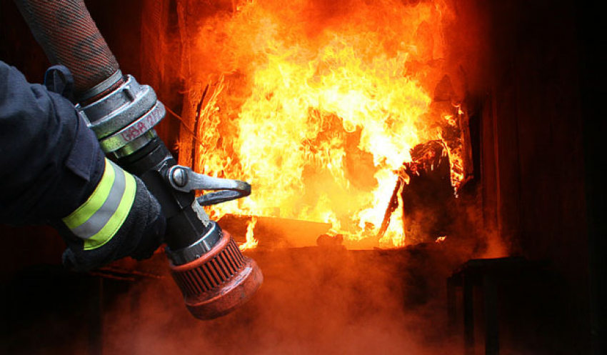 В Камышине на выходных у одних горела баня, у других - сарай 