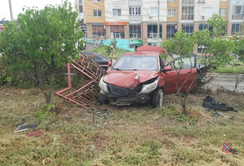 В полиции рассказали подробности ДТП с «повисшим» на турникете автомобилем на улице Некрасова