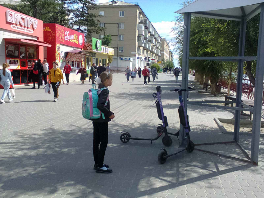 Прокат небезопасных самокатов «объявился» на загруженной улице Ленина в Камышине