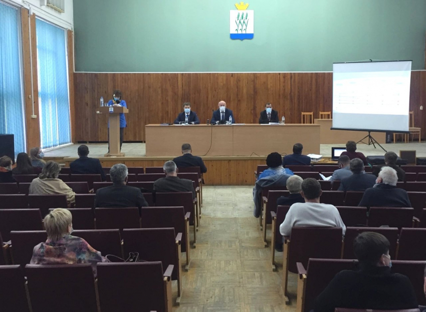 Утверждать бюджет в настывшем Большом зале администрации собрались 18 депутатов Камышинской городской думы из 25-ти