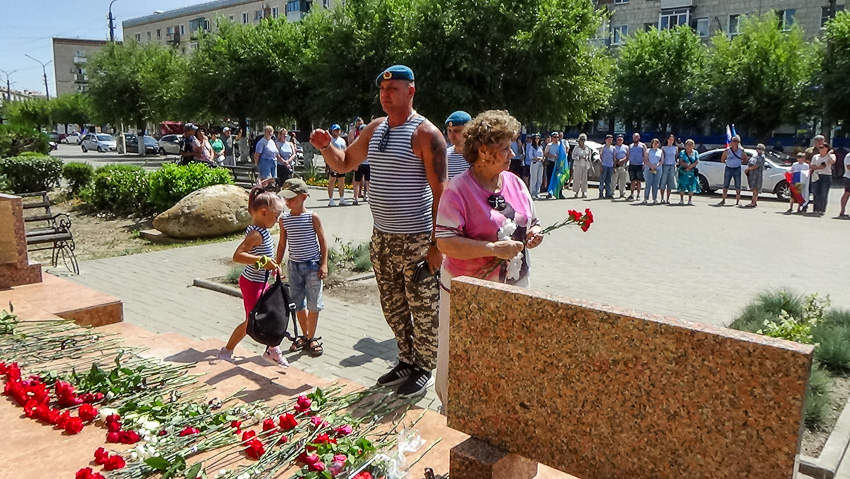 В Камышине автопробег, посвященный Дню Воздушно-десантных войск, сделал главную остановку у памятника Герою России, десантнику Александру Колгатину