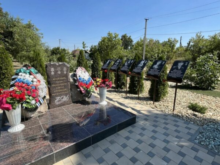 Мемориальные доски, посвященные памяти земляков, не вернувшихся с СВО, открылись в селе Антиповка Камышинского района в парке
