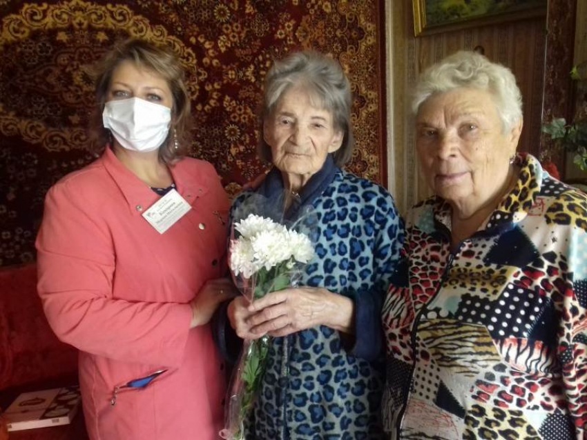 Камышинский Центр созащиты в День пожилого человека отправился в гости к 100-летним бабушкам и дедушке с подарками 