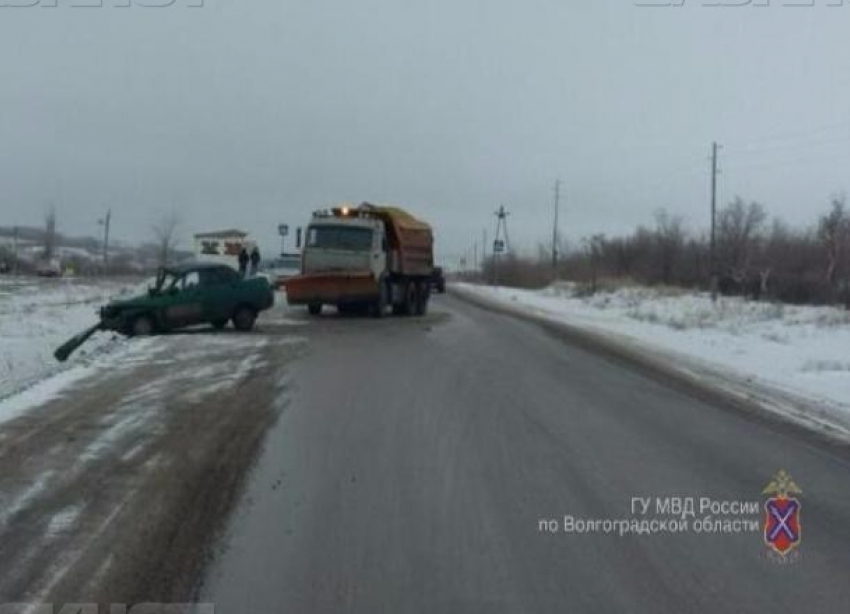 Водитель «десятки» превысил скорость и врезался в фуру в Камышинском районе