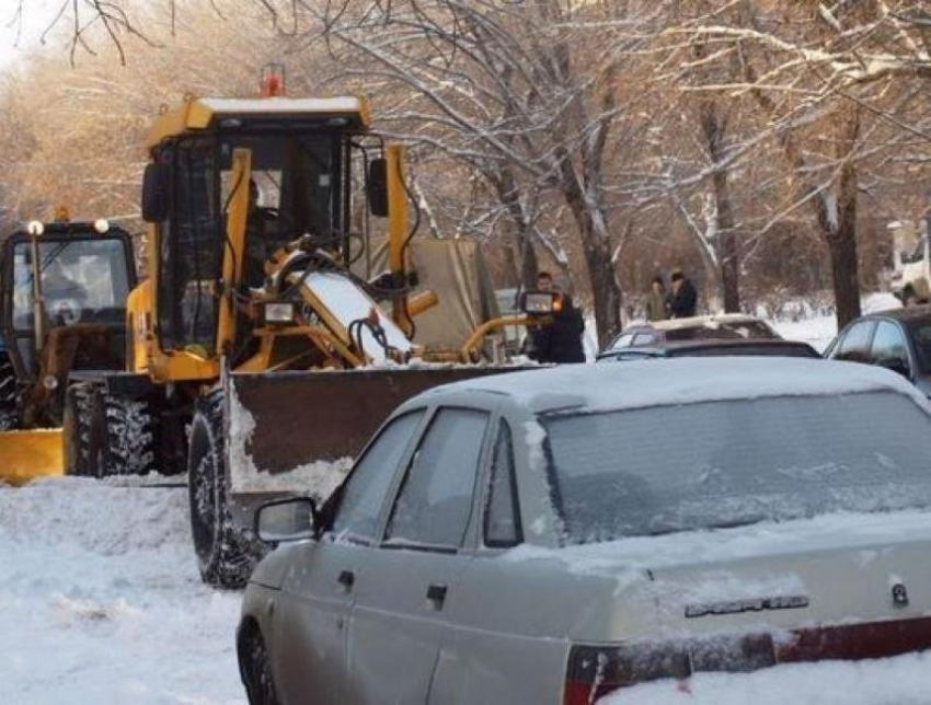 Администрация Камышина просит владельцев авто не парковать машины на пути снегоуборочной техники