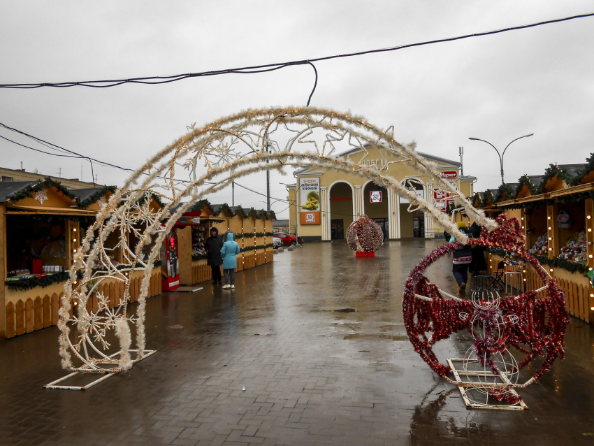 В Камышине у ТЦ «Победа» перед Новым годом выстроили прилавки - «домики", но продавцы держатся за «насиженные» места по соседству