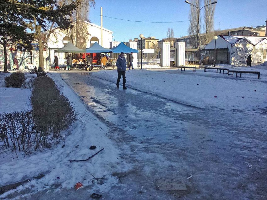 В Камышине тротуары превратились в каток