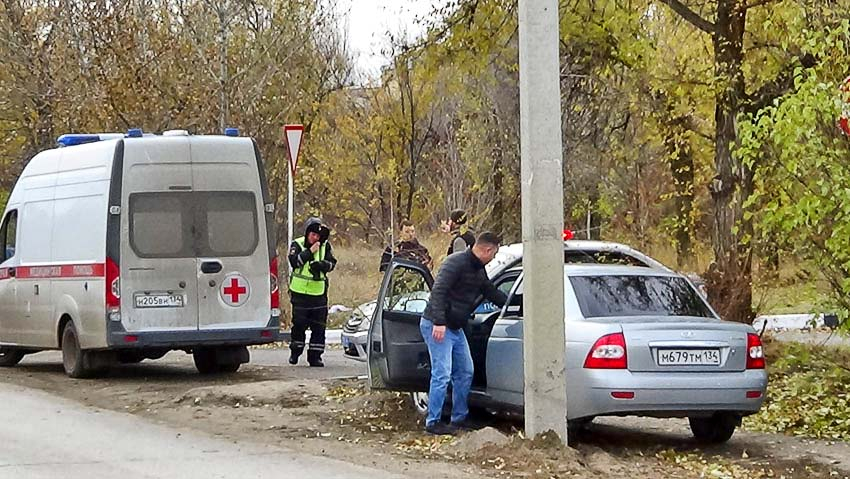 ДТП с пострадавшим пешеходом произошло в Камышине сегодня, 1 ноября, на улице Текстильной: «Лада Приора» снесла 17-летнюю девушку