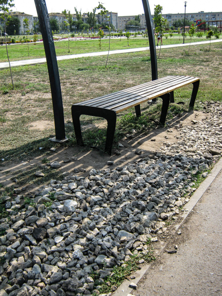 Зачем к скамейкам  в парке Текстильщиков насыпали гравий? - камышанка