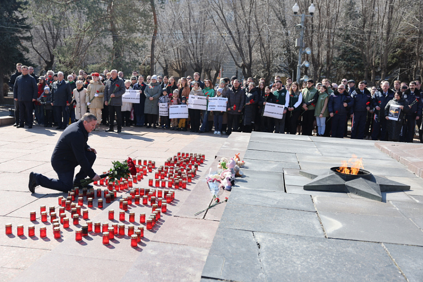 Андрей Бочаров вместе с жителями почтил память погибших в «Крокус Сити Холле», есть ли народный мемориал в Камышине - не сообщается