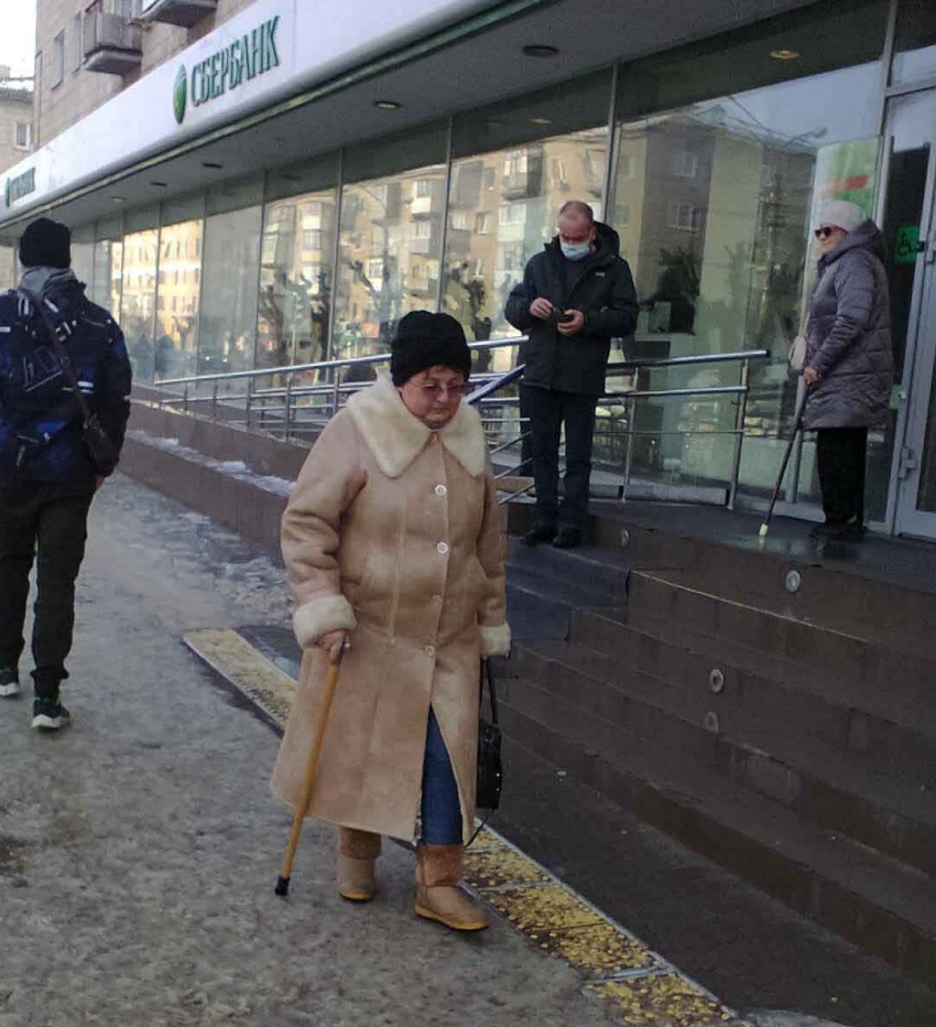 Ледяные осадки превратили Камышин в каток: тротуары практически нигде не посыпаны