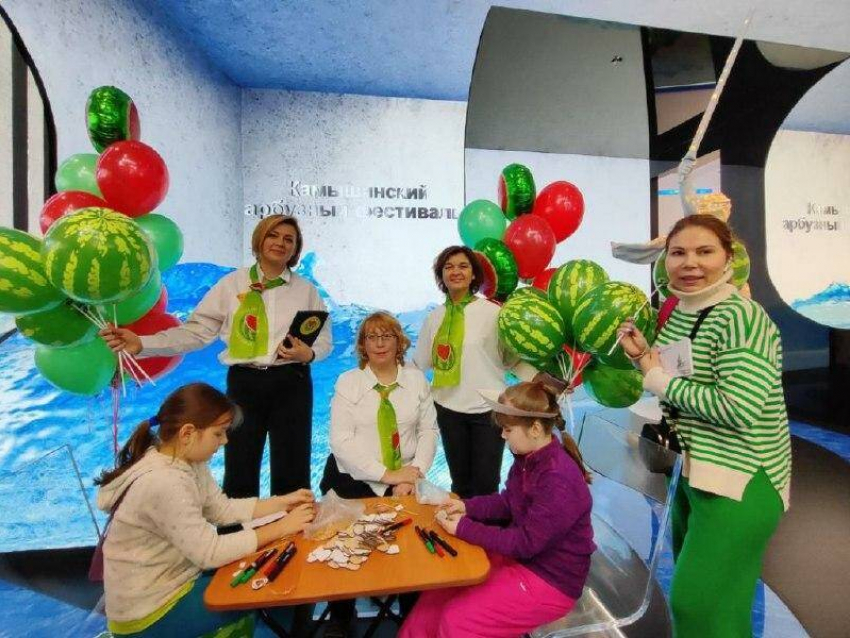 Как камышане учили гостей Москвы делать арбузные брелоки на выставке на ВДНХ