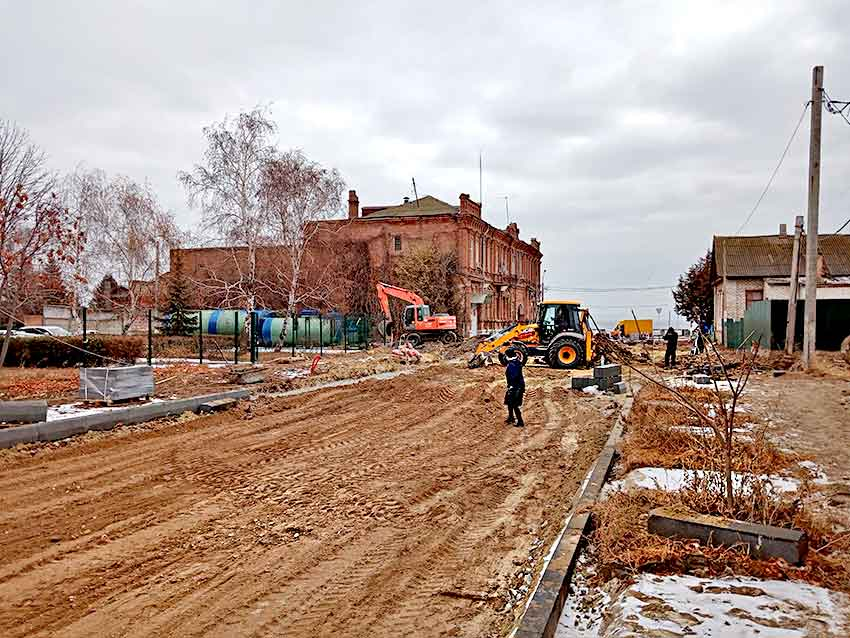 Строители в распутицу продолжают реконструкцию улицы Октябрьской в Камышине, но уже видно, что объект уйдет под снег