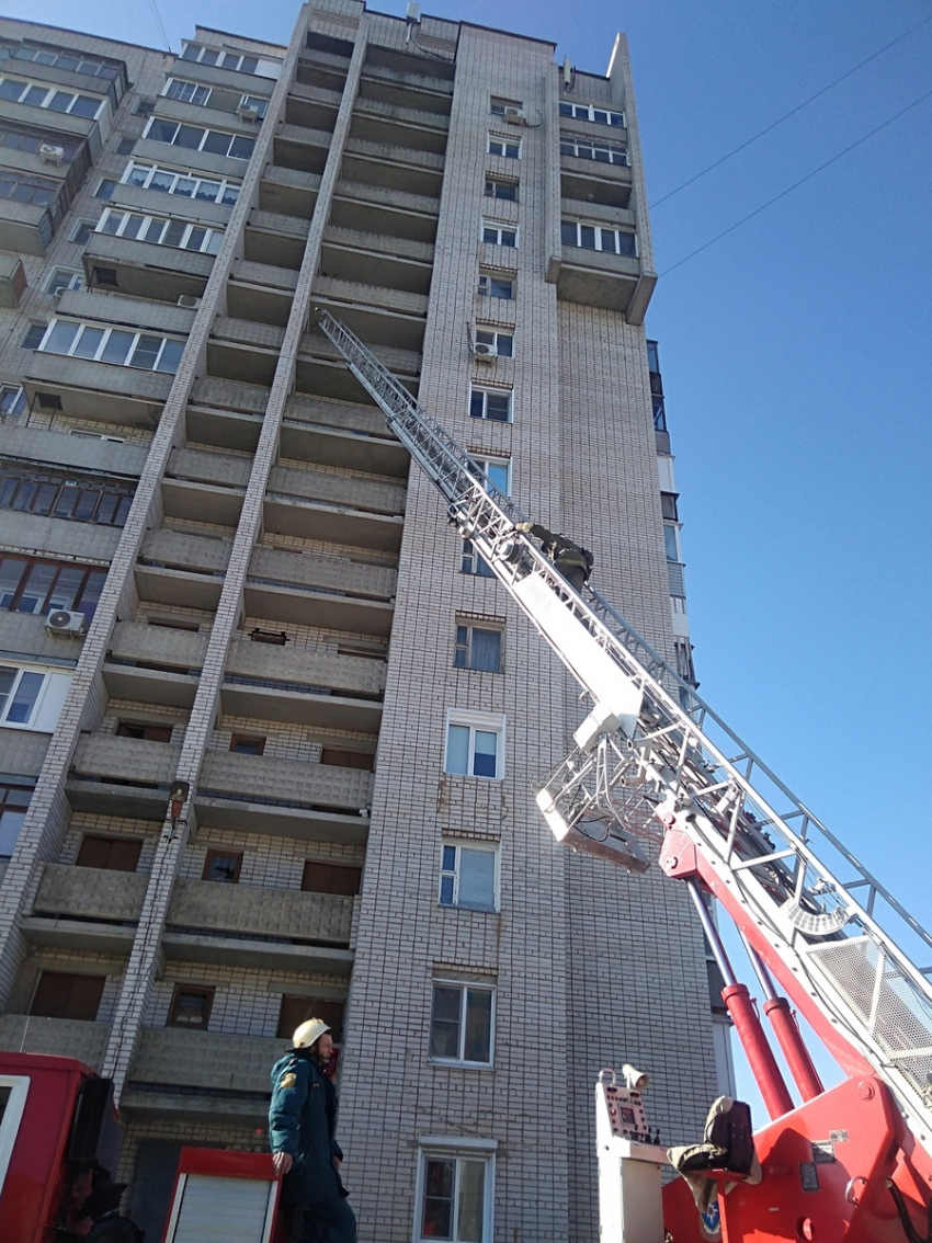 Пожарные Камышина потренировались на спасении людей из домов повышенной этажности 