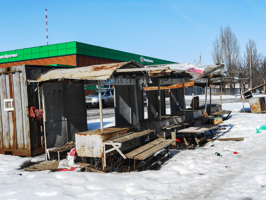 Сколько еще этот хлам на рынке на «Молодежной» в Камышине будет олицетворять уродство всей улицы? - камышанка