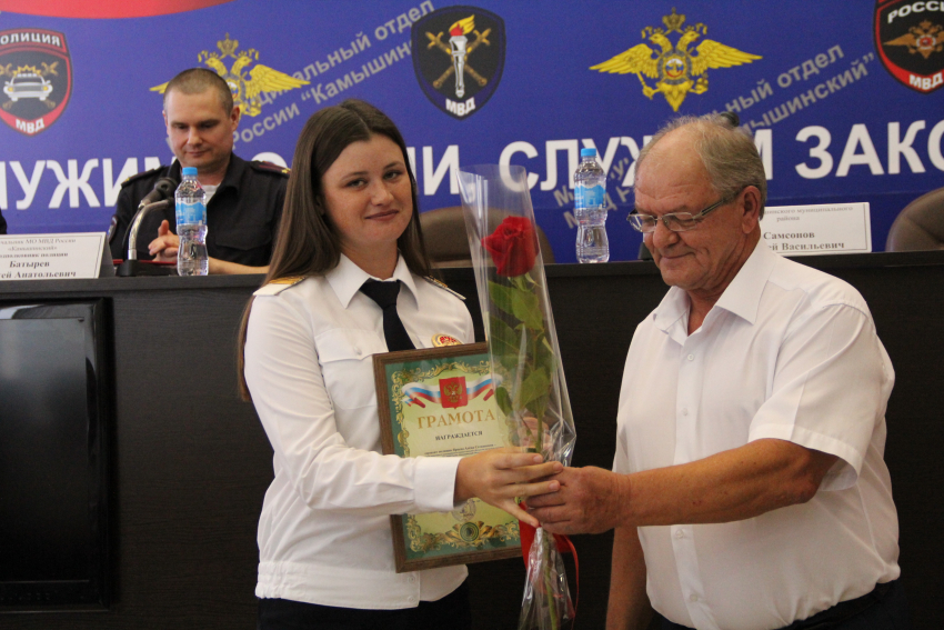 В Камышине наградили лучших сотрудников ППС, для дам в форме к грамотам прилагались розы