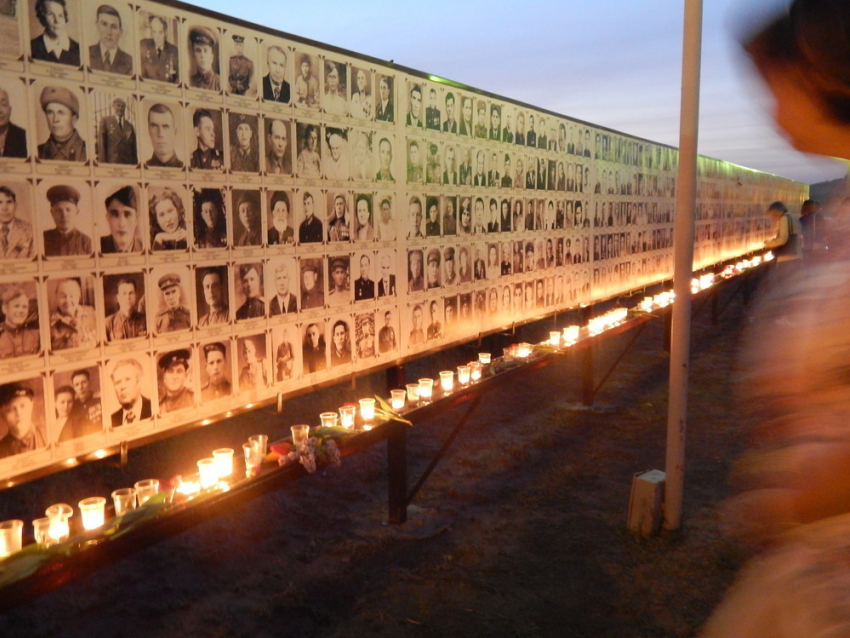 Море свечей у Стены памяти: камышане вспоминали погибших в Парке Победы