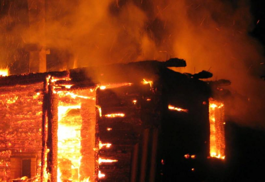 В Камышинском районе горели гаражи и баня