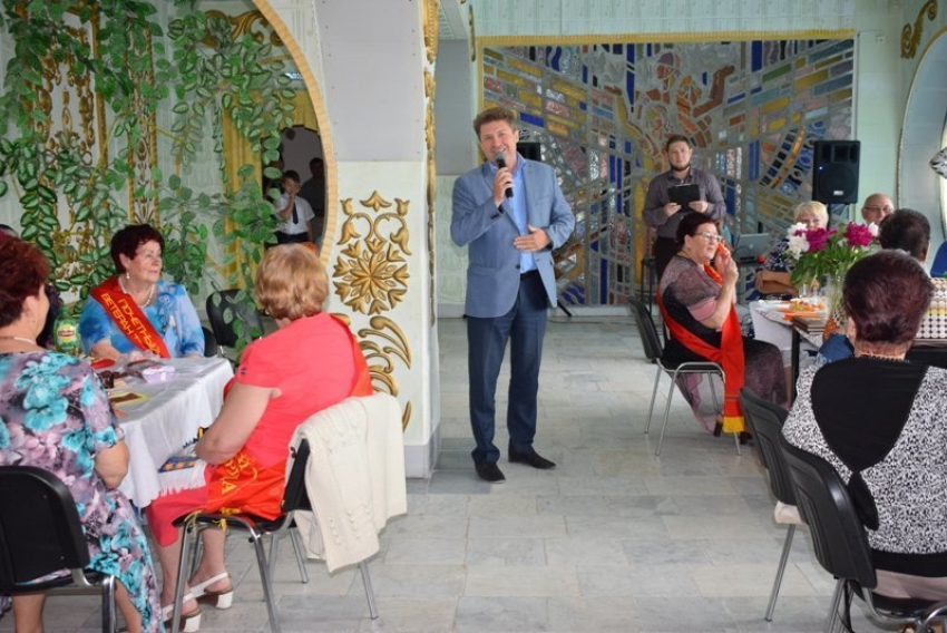 Глава администрации Камышина Станислав Зинченко приехал  к ветеранам-текстильщикам поздравить их с наступающим профессиональным праздником и попить вместе чаю