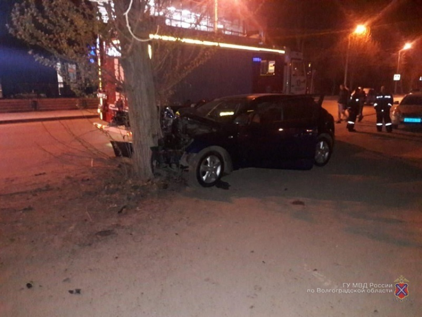 Молодой человек за рулем иномарки врезался в центре города в дерево и скончался на месте