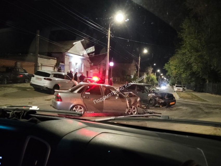 Камышинские паблики «трубят» о ночном ДТП у храма, но в нем кроме машин никто не пострадал