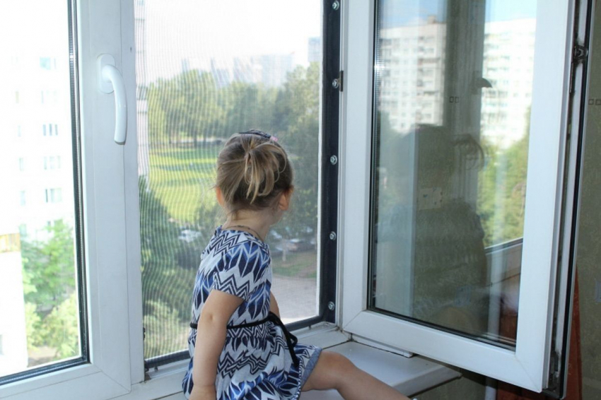 Двухлетняя малышка сорвалась из окна третьего этажа