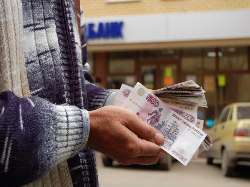 Житель Камышина для то, чтоб взять кредит заплатил около 15 000 рублей