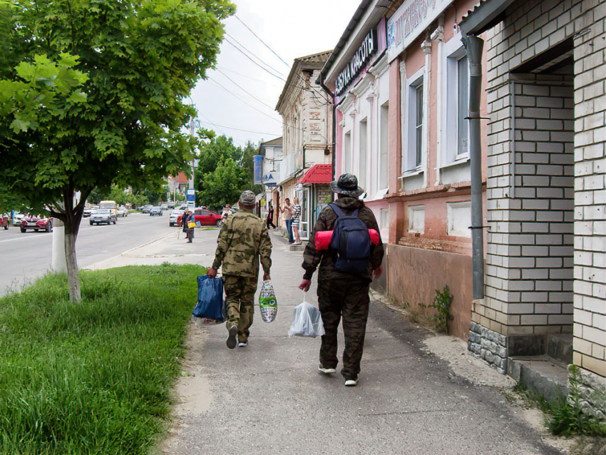 У российских призывников и уволенных с военной службы решили временно изымать загранпаспорта