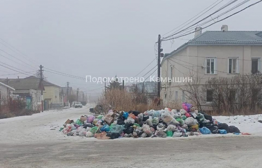 Губернатор провел совещание, на котором обсуждали, как вывозить мусор