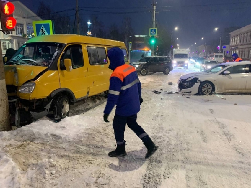 В Камышине в снег попала в ДТП маршрутная  «Газель", в травмпункте оказали разовую помощь женщине и подростку
