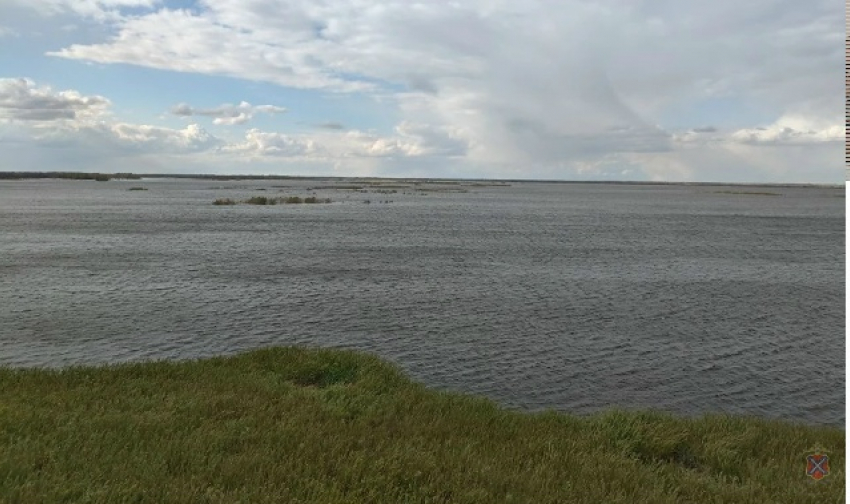 В Волгоградской области из воды подняли тела троих рыбаков с опрокинувшейся лодки, четвертого ищут с помощью беспилотников