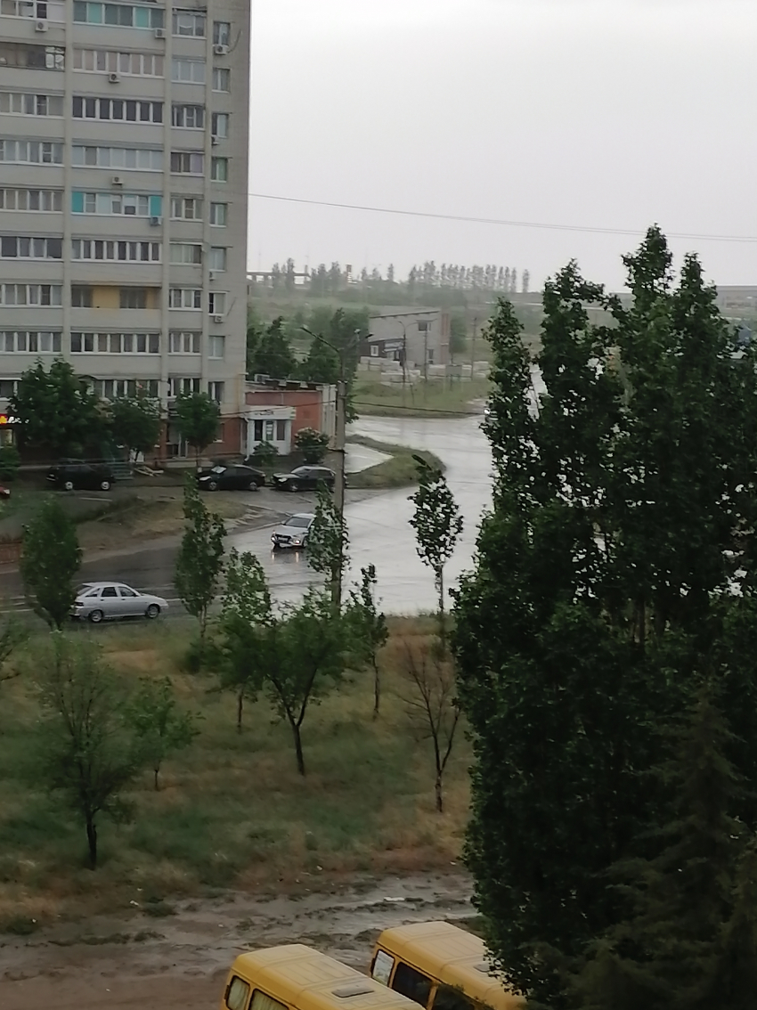 На Камышин обрушился ливень со штормовым ветром, очевидцы видели град на улице Ленина