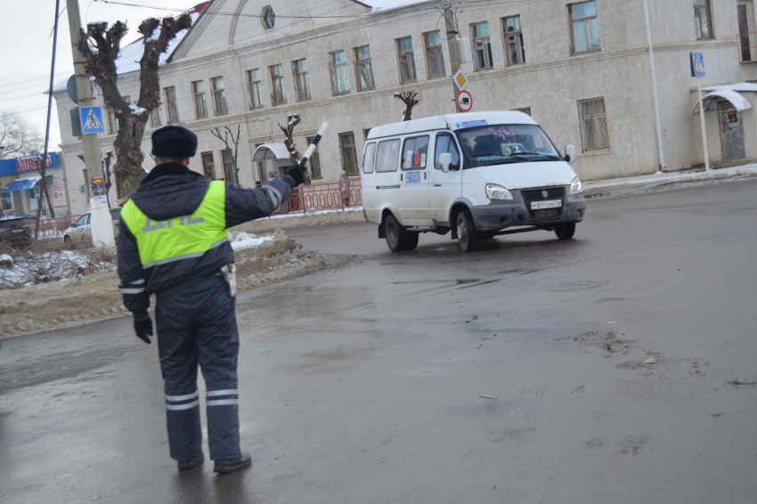 Инспекторы дорожного надзора собрали в Камышине за один рейд целый «букет» нарушений