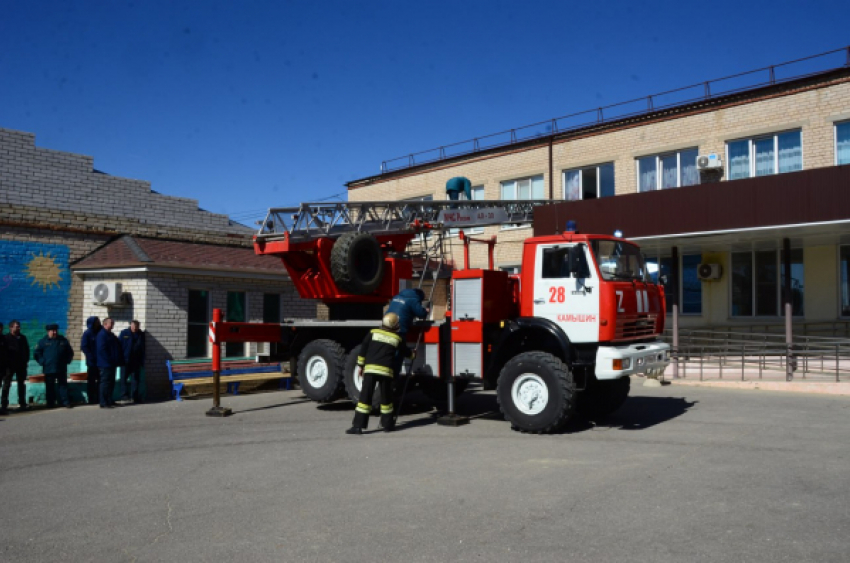 Какую легенду учений отрабатывала колонна пожарных машин в городе Петров Вал Камышинского района