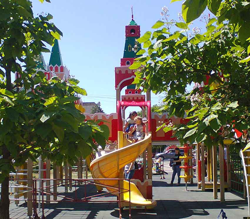 В Камышине официально открылись детские игровые площадки, но...