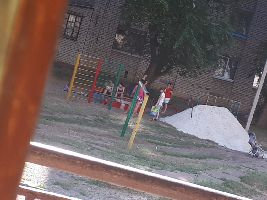 Камышане рассказали в соцсетях, что на детских площадках начались «гонения» на малышей, чьи родители не «скидывались» на песок