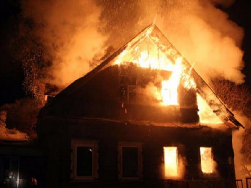 Из-за замыкания электропроводки в Петров Вале загорелся дом