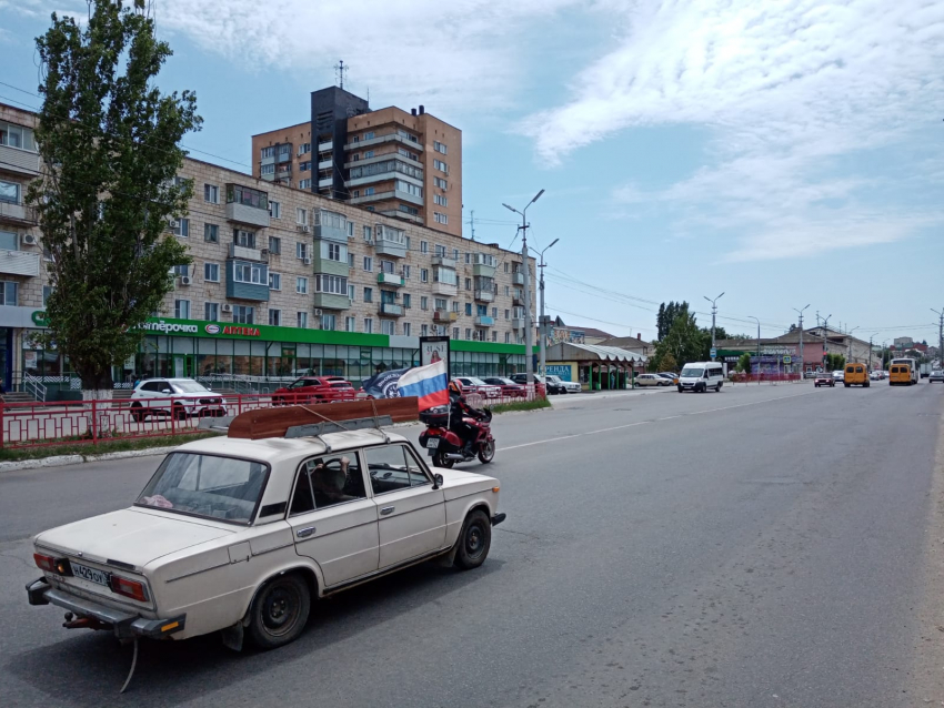 В Камышине байкеры небольшой группой промчались по центральным улицам города с российским триколором