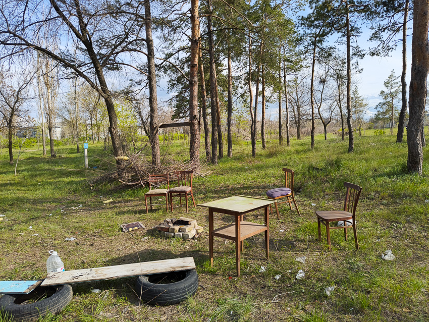 Понятно, кто и зачем «меблировал» окрестности парка Текстильщиков в Камышине, - камышанка