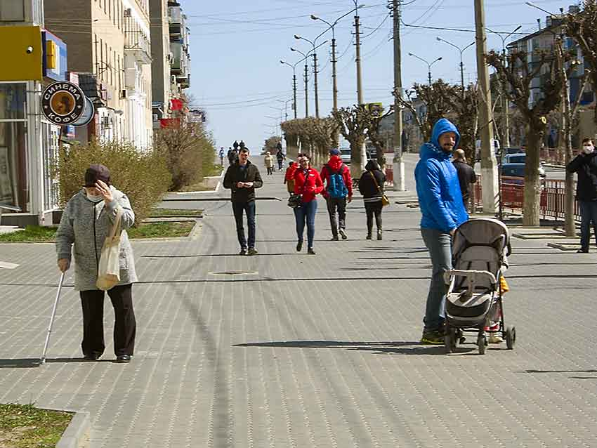 Самоизоляция в Камышине: аптеки оклеены извинениями, что нет масок, а мам с малышами и молодежь потянуло  на прогулки