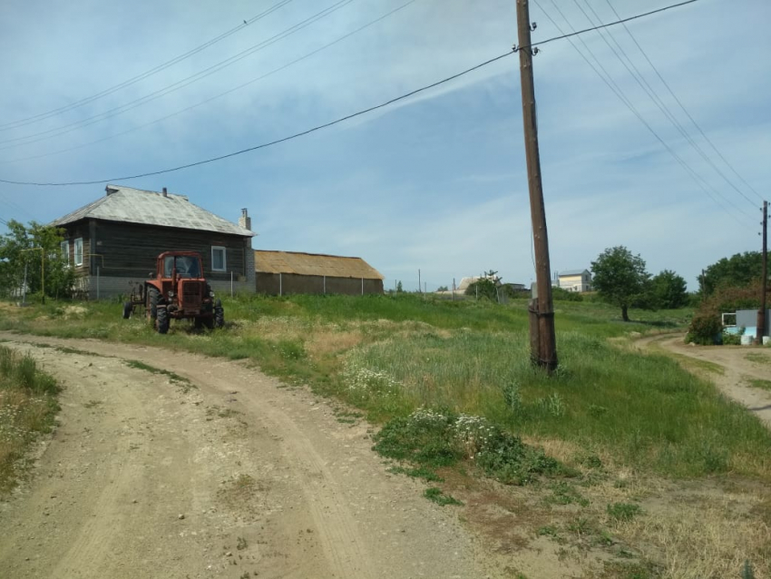 В Камышинском районе в селе Верхняя Липовка полицейский наряд уже больше месяца охраняет вход на огород, где найдена старая бомба