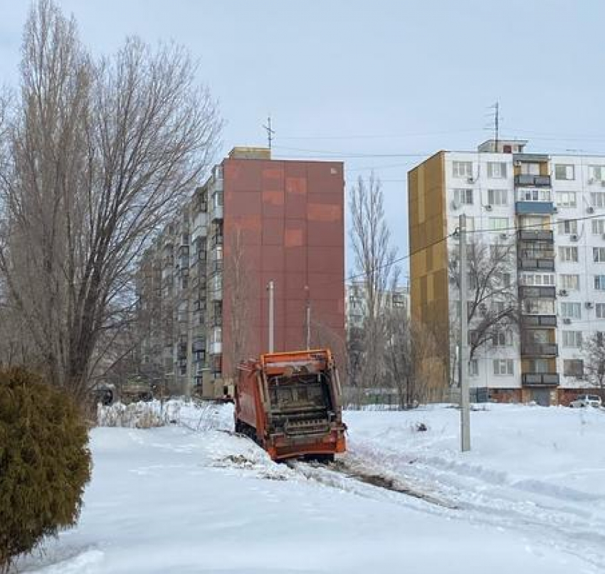 В Камышине на нечищеных проездах буксуют даже мусоровозы