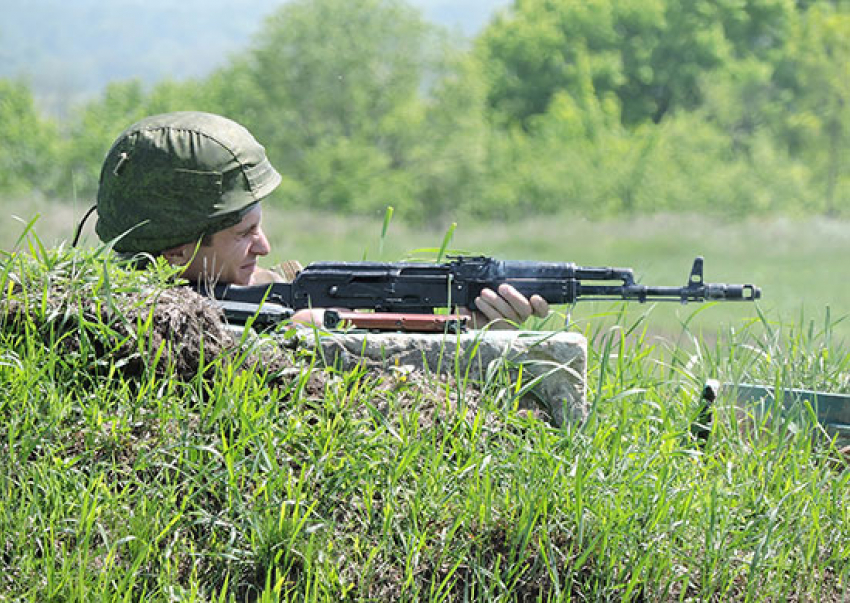 Новобранцы-мотострелки проходят курс интенсивной одиночной подготовки в Волгоградской области