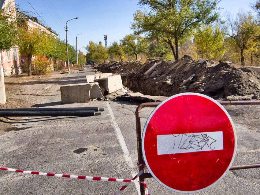 В Камышине коммунальщики «застряли» с заменой участка теплосети на улице Титова