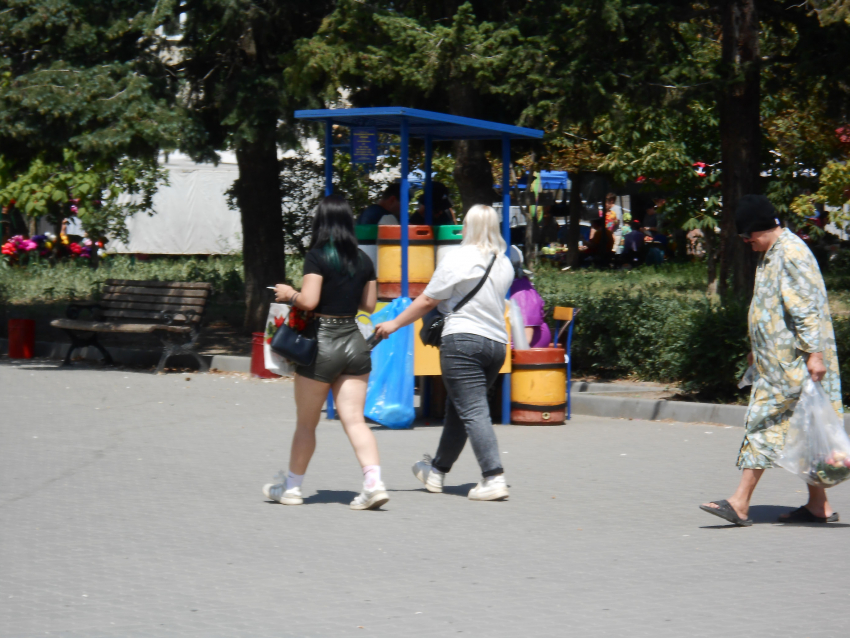 Кожаные шорты «против» летящих сарафанов: камышанки сами себе стилистки в нестерпимую жару