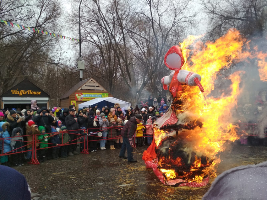 В Камышине горожане заняли места вокруг чучела в красном сарафане, которое оказалось таким красивым - жалко было сжигать (ВИДЕО)